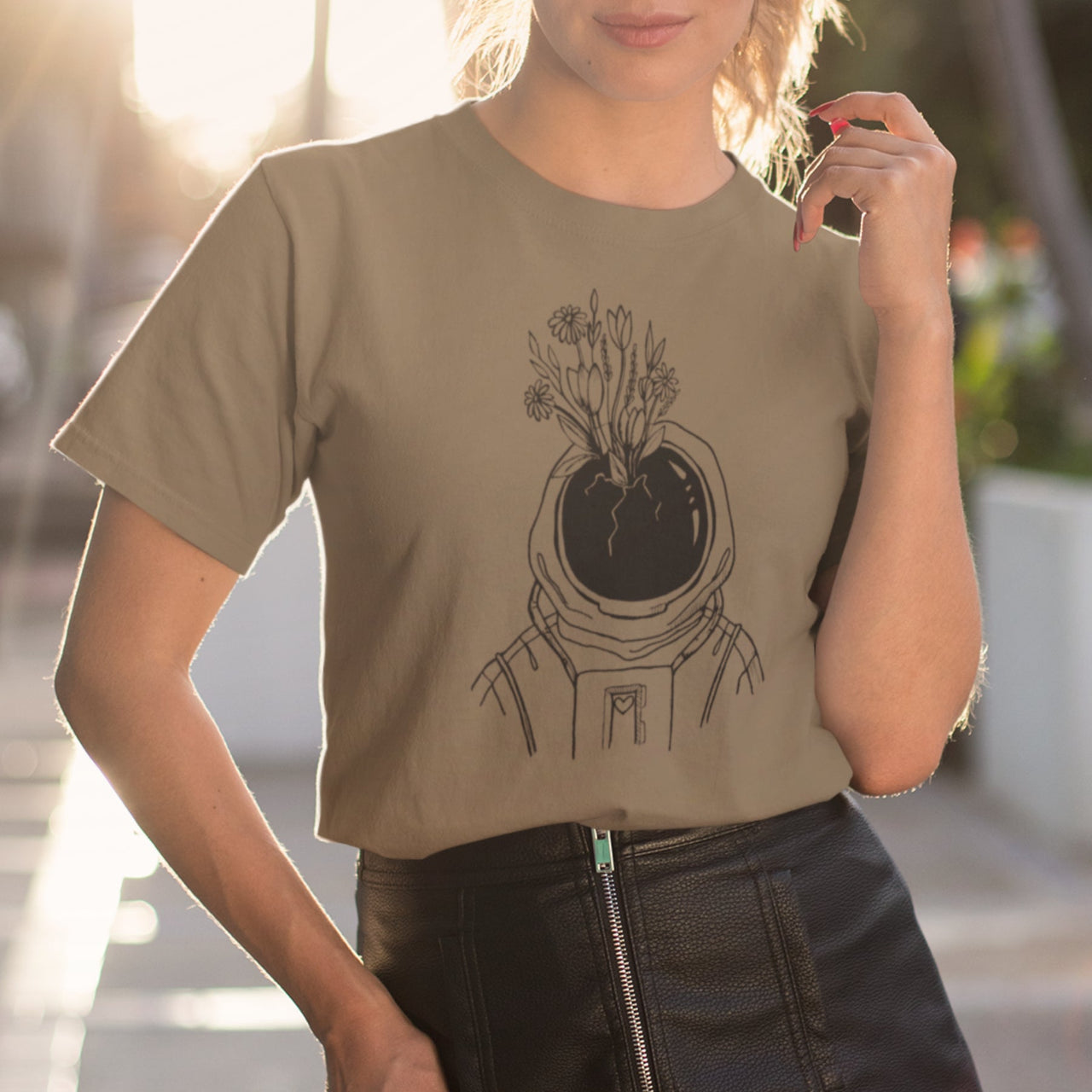 Haki UNISEX T-krekls Kosmonauts ar ziediem