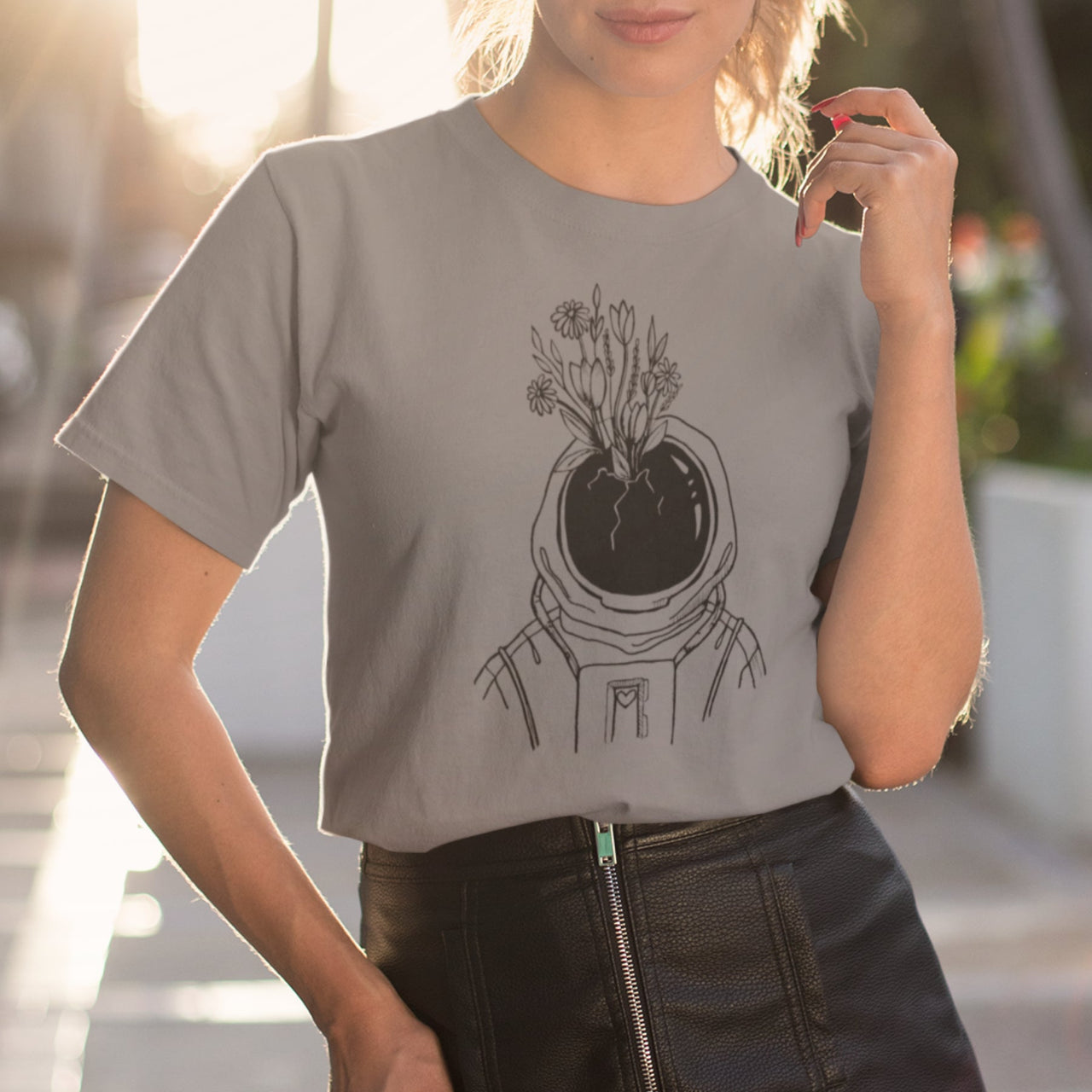 Pelēks melanžs UNISEX T-krekls Kosmonauts ar ziediem