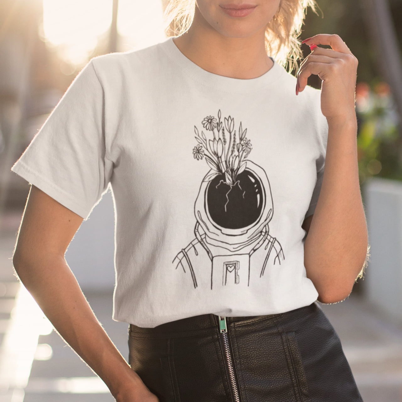 Balts UNISEX T-krekls Kosmonauts ar ziediem
